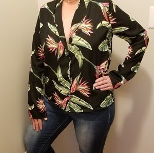 Boohoo Shirt Womens‎ 8 Tropical print Black Button up Blouse Plunge Neckline